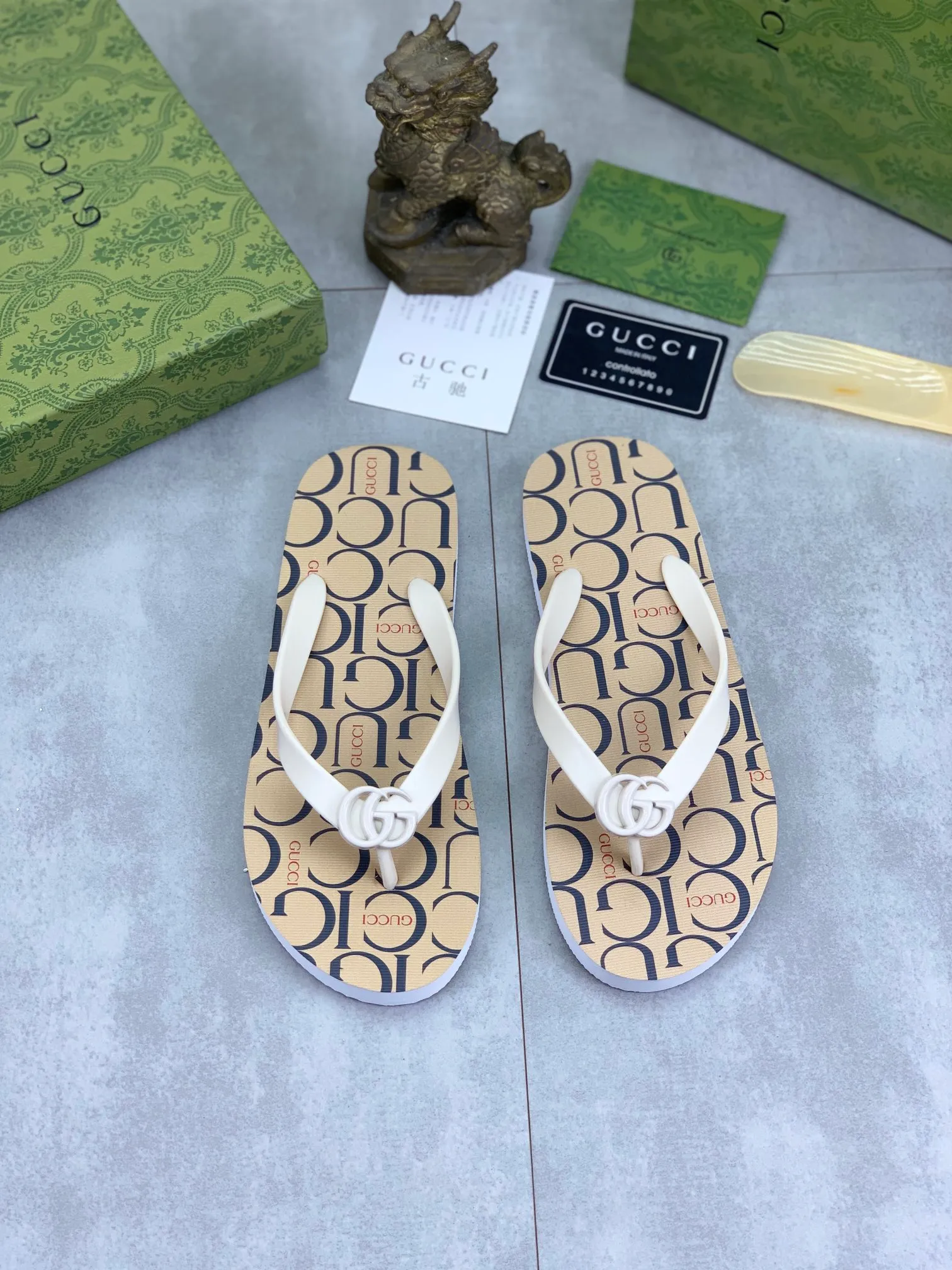 Men's men's shoes 💰P220💰【New style】🆘【GUCCI】Official website's popular Gucci adult couple 🧑‍🤝‍🧑 style, children's flip-flops are on sale at the counter simultaneously! Original fabric imported from Italy. Original bottom provided by the original factory. Size: Adult 36-45. Children’s size: 30-37. Multiple colors available.